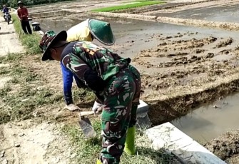 Babinsa Koramil 0806/12 Munjungan saat bersama Warga Kerja Bakti