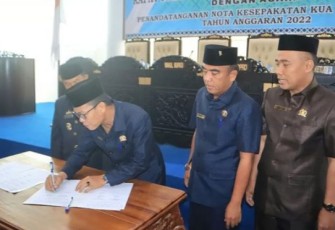 Penandatanganan nota kesepakatan KUA-PPAS APBD-P tahun anggaran 2022, di kantor DPRD Pesibar, Jum'at (19/08/2022).