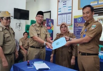 Penyerahan SK Plt Camat Krui Selatan dikantor kecamatan Krui selatan, Senin (03/10/2022).