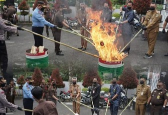 Pemusnahan barang bukti dengan cara dibakar