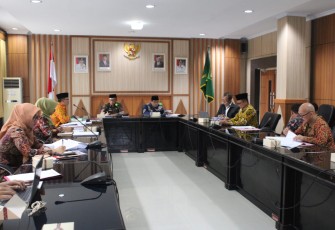 Rapat bahas Perwal di Ruang Rapat Rafflesia Lantai II Kantor Gubernur, Senin (03/10).