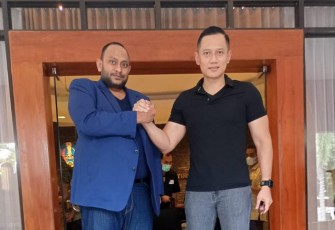 Sekretaris Partai Demokrat Jatim Mohamad Reno Zulkarnaen saat bersama AHY