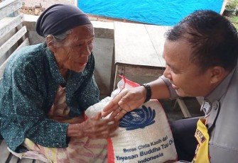 Masia (85) seorang lansia saat menerima bansos dari polisi