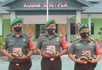 Dandim Palangka Raya Distribusikan Susu Serdadu Dari Kasad Kepada Para Prajurit 