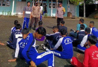 Polsek Teluk Bintan Polres Bintan saat Berikan PBB Kepada Siswa SLTA 1