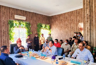 Rapat Terbatas di kantor Bandara RHA, Karimun, Sabtu (16/7/2022). 