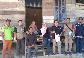 Tim Kemensos bersama aparat desa setempat saat lakukan peninjauan dan pendataan