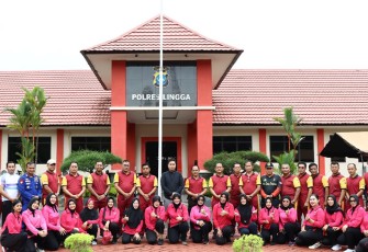 Polres Lingga bersama Bhayangkari Cabang Lingga foto bersama usai Gelar Fun Bike dan Senam Aerobik