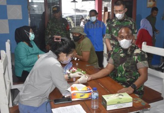 Pangdam Kasuari saat Ikuti Kegiatan Donor Darah HUT Ke-7 Perkumpulan Rumah Besar Flobamora–NTT PB