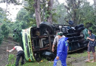 Truk Angkut Roti Terbalik pasca terbalik di Kaur Selatan
