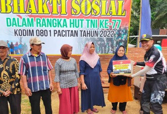 Pemberian Paket Sembako Kepada Warga Kurang Mampu