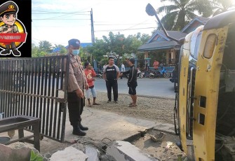Truk Ekspedisi Terbalik di Desa Batu Kuning
