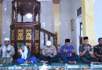 Polres Aceh Timur saat Gelar Do’a Bersama Untuk Korban Tragedi Stadion Kanjuruhan Malang