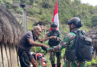 Satgas Yonif Mekanis 203/AK saat Berikan Layanan Kesehatan ke warga