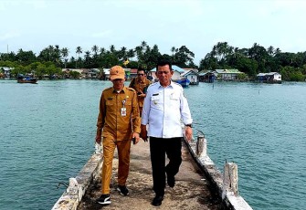 Gubernur Kepulauan Riau H. Ansar Ahmad dalam kunjungan kerjanya di Kelurahan Pulau Abang Kota Batam ini, Selasa (27/12).