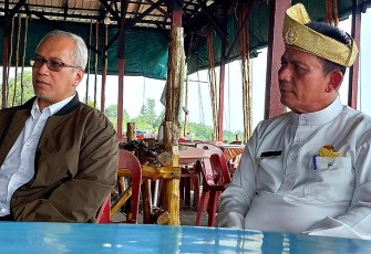 Gubernur Kepulauan Riau H. Ansar Ahmad (kanan) saat tinjau Kawasan Ekonomi Khusus.