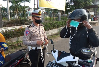 Polres Kepahiang Bagikan Masker ke Pengendara