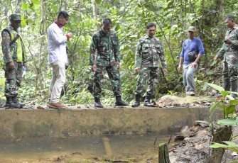 Kasdim 0906/Kutai Kartanegara saat Tinjau Lokasi Air Bersih Desa Long Anai