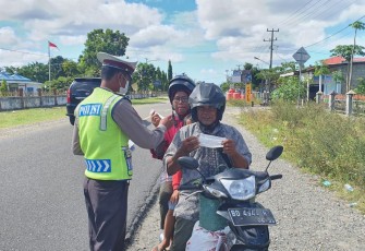 Sat Lantas Polres Mukomuko saat Bagikan Masker Kepada Pengendara