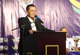 H. Ansar Ahmad saat memberikan kata sambutan usai terpilih jadi Ketua Asprov PSSI Kepri.