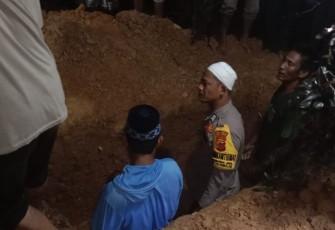 Bripka Fadli Mulyono, Bhabinkamtibmas Polsek Ranto Peureulak Polres Aceh Timur saat ikut mengantar bahkan menggotong jenazah hingga membantu pemakaman salah satu warga di desa binaannya di Desa Seumanah Jaya