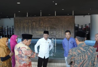 Bupati Limapuluh Kota Safaruddin bersama Sekda Widya Putra meninjau kesiapan panitia Hari Bela Negara ke-74 di Monumen Bela Negara, Nagari Koto Tinggi, Kecamatan Gunuang Omeh.