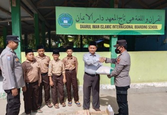 Sat Binmas Polres Bengkulu Selatan saat salurkan bantuan ke Ponpes