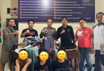3 Orang Remaja (jongkok diborgol) saat diamankan 