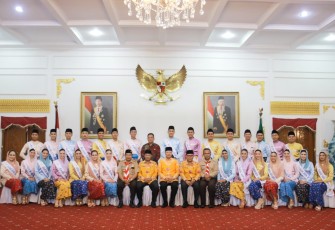 Gubernur Bengkulu Rohidin Mersyah saat bertemu Finalis Bujang Gadis Bengkulu