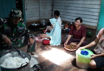 Anggota Satgas TMMD saat Bantu Masak Bersama Warga 