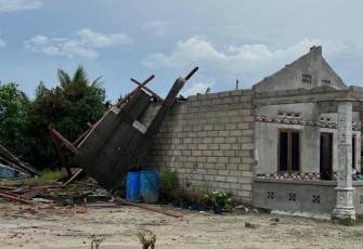 Salah satu rumah yang alami rusuk berat akibat angin kencang