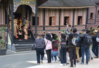 Suasana lomba fotografi di halaman Pusat Dokumentasi dan Informasi Kebudayaan Minangkabau.