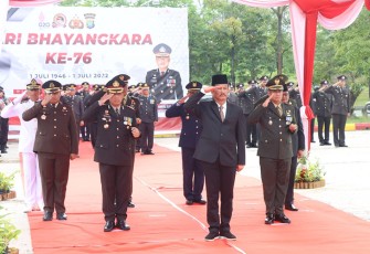 Forkopimda Kota Batam saat Laksanakan Upacara Hari Bhayangkara ke-76 Secara Virtual di Lapangan Apel Polresta Barelang 