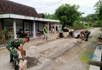 Serda Naryo Bersama Warga saat Gotong-Royong Perbaiki Jalan 