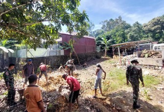 Satgas Pamtas Yonif 645/Gty saat Bantu Pembuatan Tempat Wudhu dan WC Masjid Shirotul Jannah