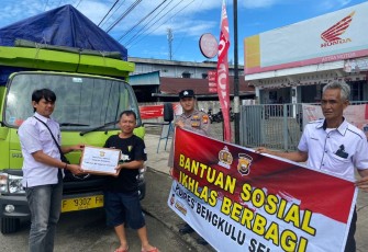 Polres Bengkulu Selatan saat Berbagi Paket Sembako