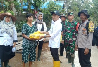 Danramil saat Dampingi Walikota Palangka Raya Bagikan Sembako Kepada Warga Terdampak Banjir 