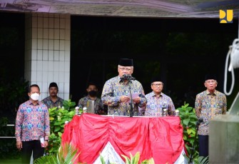 Upacara Peringatan Hari Bakti Pekerjaan Umum ke-77 dengan tema, “77 Tahun Bakti PUPR Sigap Membangun Negeri” di Lapangan Sapta Taruna, Kementerian PUPR, Sabtu (3/12).