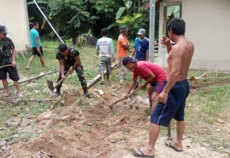 Satgas Pamtas RI-MLY Yonif 645/GTY Bersama Warga Perbatasan saat Karya Bhakti Pembuatan Jalan