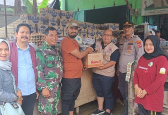 Medco E&P saat Salurkan Bantuan Tanggap Darurat untuk Korban Banjir di Indra Makmu