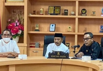 Di Ruang Rapat Sekda, Dompak, Jumat (2/12), Sekretaris Daerah Provinsi Kepulauan Riau Adi Prihantara membuka Focus Group Discussion (FGD) terkait Finalisasi Naskah Akademis Ranperda P4GN. 