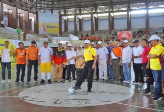 Gubernur Rohidin saat pembukaan pertandingan Futsal.