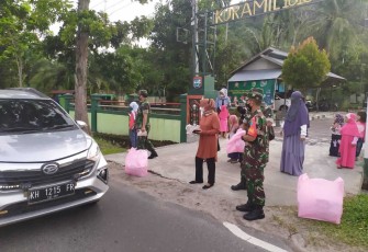 Danramil Bukit Batu Bagikan Takjil Gratis Bersama Anggota dan Persit KCK Ranting 03 