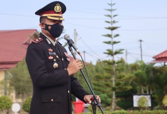 Wakapolres Kompol Ferdi Dakio,S.I.K saat pimpin upacara pengibaran bendera merah putih di HUT Ke-77 Kemerdekaan RI, Rabu (17/08/2022) pagi kemarin.