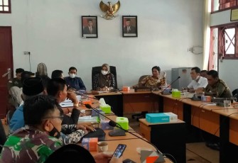 Ketua DPRD Kaur ibu Diana Tulaini saat memimpin rapat