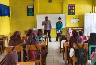 Sat Binmas Polres Bengkulu Selatan Binluh dan Imbauan Prokes di MTS Al-Quraniyah Bengkulu Selatan.