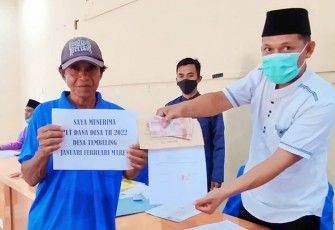 Penyaluran BLT DD oleh Kepala Desa Tembeling Samsul
