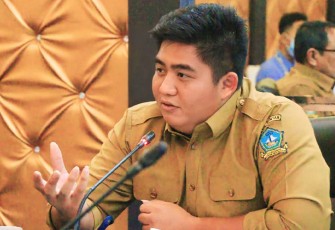 Bupati Bintan, Roby Kurniawan saat di Ruang Rapat 2 Kantor Bupati Bintan, Bandar Sri Bentan, Senin (17/10) pagi. 