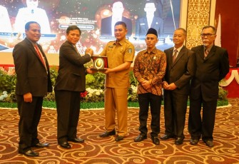  Asisten 1 Bidang Pemerintahan dan Kesra Raja Hery Mokhrizal saat menghadiri Penganugerahan Keterbukaan Informasi Publik Komisi Informasi Provinsi Kepri tahun 2022 di Aula Wan Seri Beni, Dompak, Senin (28/11).
