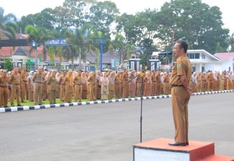 Apel pagi gabungan di halaman Kantor Bupati jalan Sudirman 40 Lubuk Sikaping, pagi Senin (21/10).